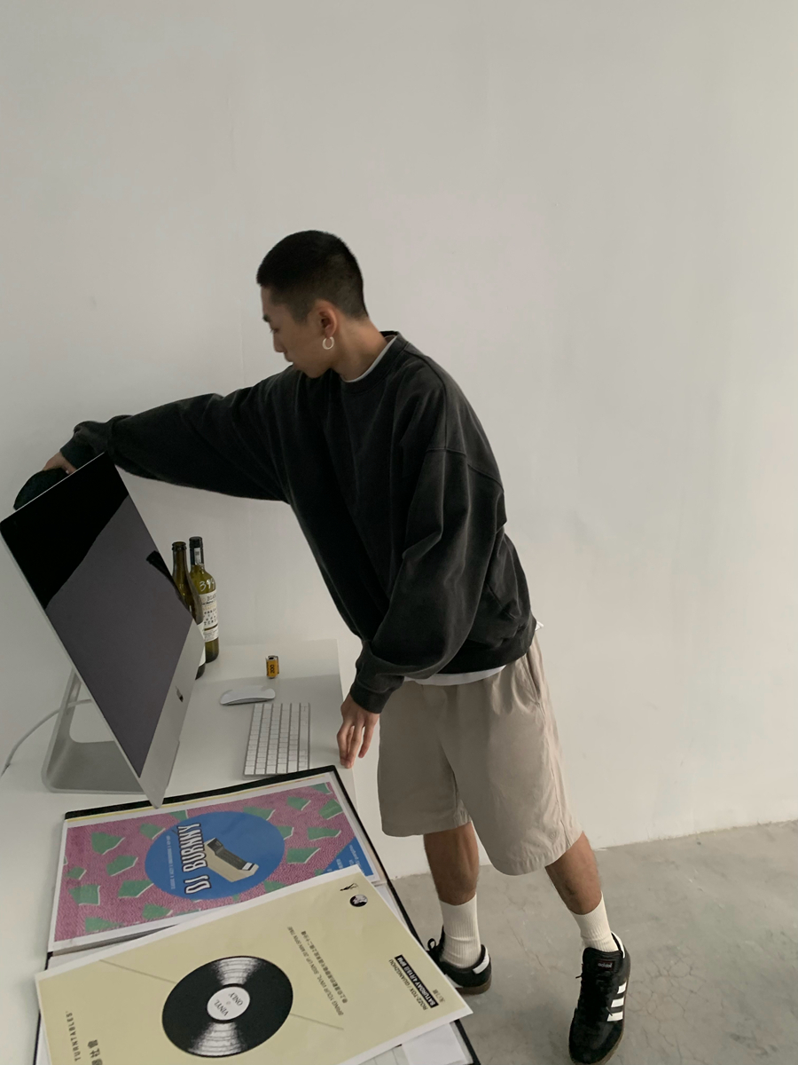 Oversized Vintage Wash Solid Color Boxy Sweatshirt for Men - Trendy Drop Shoulder Round Neck Style Oversized Vintage Wash Solid Color Boxy Sweatshirt for Men - Trendy Drop Shoulder Round Neck Style