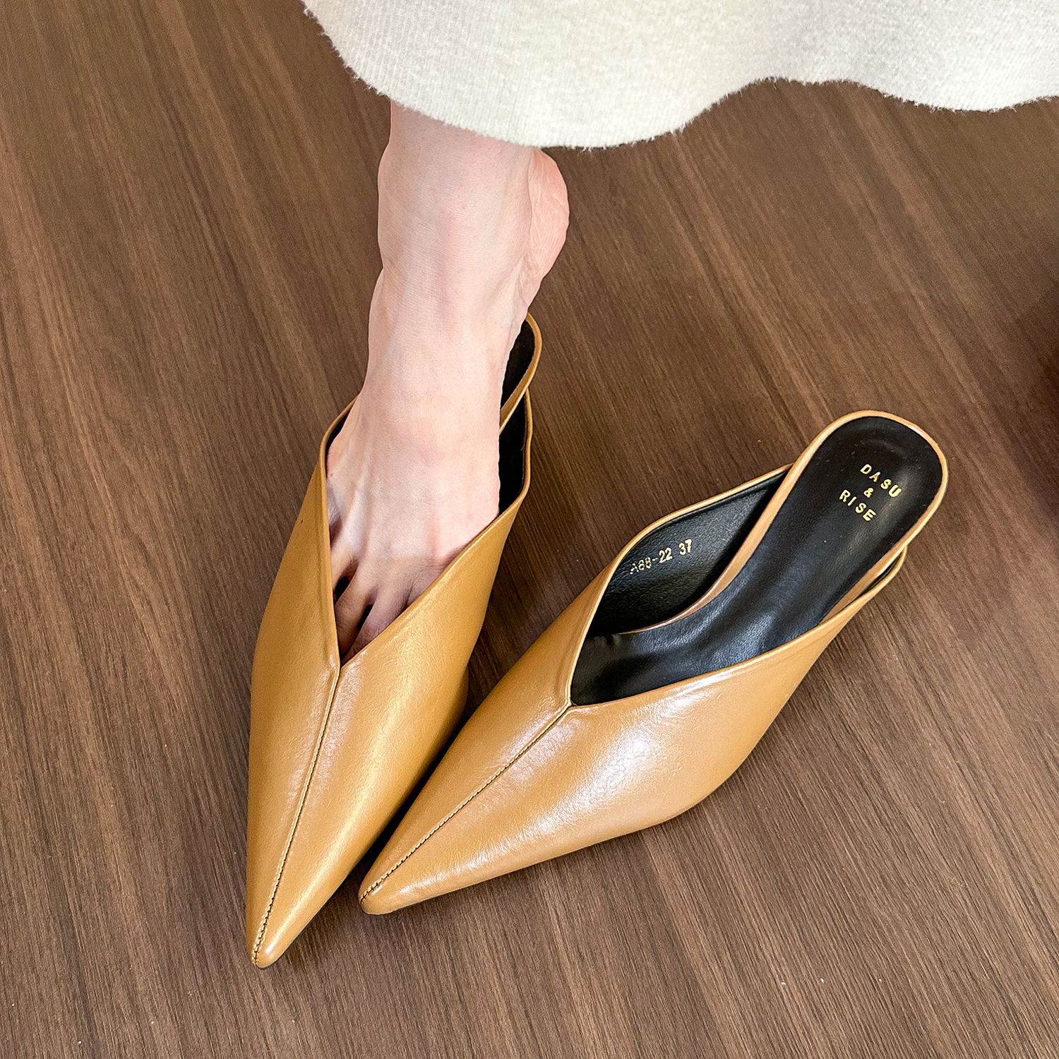 Pointed Half-Slippers for Women, Slimming Thin-Heeled Mules, Spring/Summer 2025 Fashion, Chic Casual Footwear Pointed Half-Slippers for Women, Slimming Thin-Heeled Mules, Spring/Summer 2025 Fashion, Chic Casual Footwear