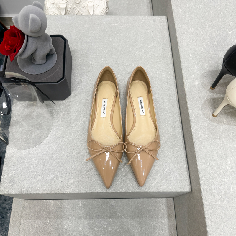Pointed Toe Nude Patent Leather Bow Flat Party Shoes - Spring 2025 Style, Sweet Design, Perfect for 90s and Y2K Fashion Lovers Pointed Toe Nude Patent Leather Bow Flat Party Shoes - Spring 2025 Style, Sweet Design, Perfect for 90s and Y2K Fashion Lovers