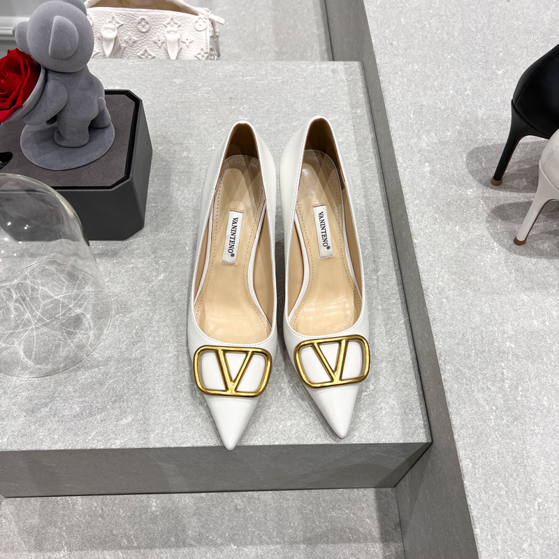 Pointed Toe Stiletto High Heels in Nude with V Buckle - Elegant Leather Autumn Shoes for 2025 Pointed Toe Stiletto High Heels in Nude with V Buckle - Elegant Leather Autumn Shoes for 2025