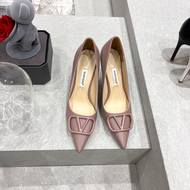 Pointed Toe Stiletto High Heels in Nude with V Buckle - Elegant Leather Autumn Shoes for 2025 Pointed Toe Stiletto High Heels in Nude with V Buckle - Elegant Leather Autumn Shoes for 2025