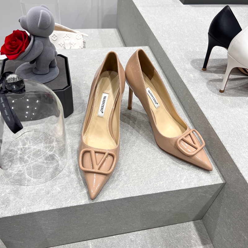 Pointed Toe Stiletto High Heels in Nude with V Buckle - Elegant Leather Autumn Shoes for 2025 Pointed Toe Stiletto High Heels in Nude with V Buckle - Elegant Leather Autumn Shoes for 2025