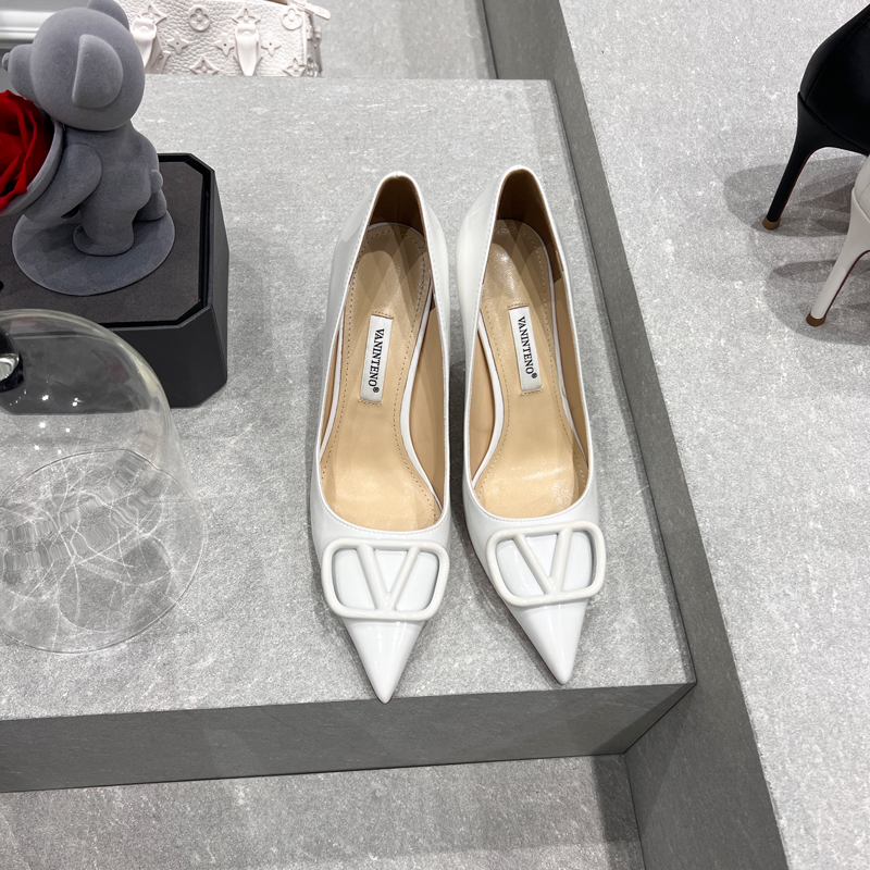 Pointed Toe Stiletto High Heels in Nude with V Buckle - Elegant Leather Autumn Shoes for 2025 Pointed Toe Stiletto High Heels in Nude with V Buckle - Elegant Leather Autumn Shoes for 2025