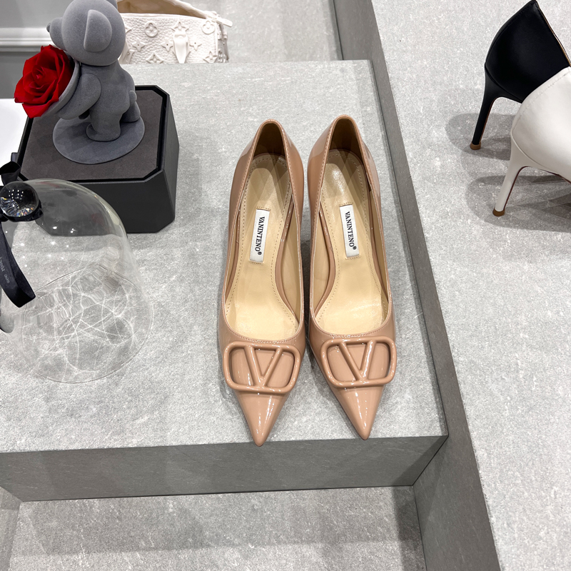 Pointed Toe Stiletto High Heels in Nude with V Buckle - Elegant Leather Autumn Shoes for 2025 Pointed Toe Stiletto High Heels in Nude with V Buckle - Elegant Leather Autumn Shoes for 2025