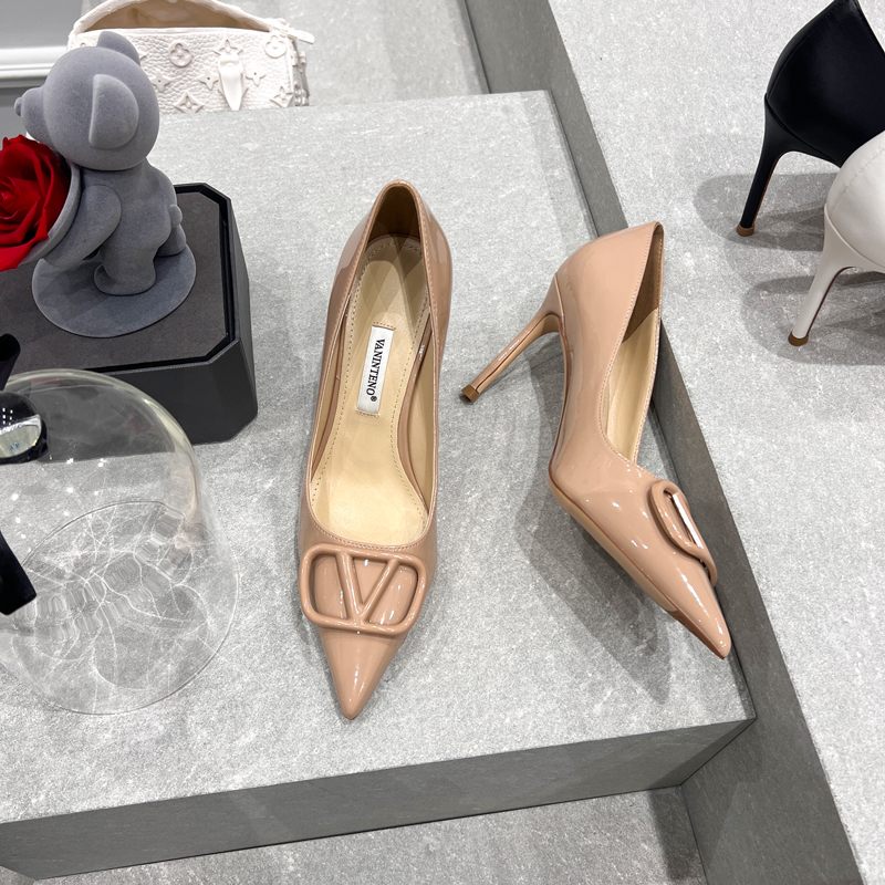Pointed Toe Stiletto High Heels in Nude with V Buckle - Elegant Leather Autumn Shoes for 2025 Pointed Toe Stiletto High Heels in Nude with V Buckle - Elegant Leather Autumn Shoes for 2025