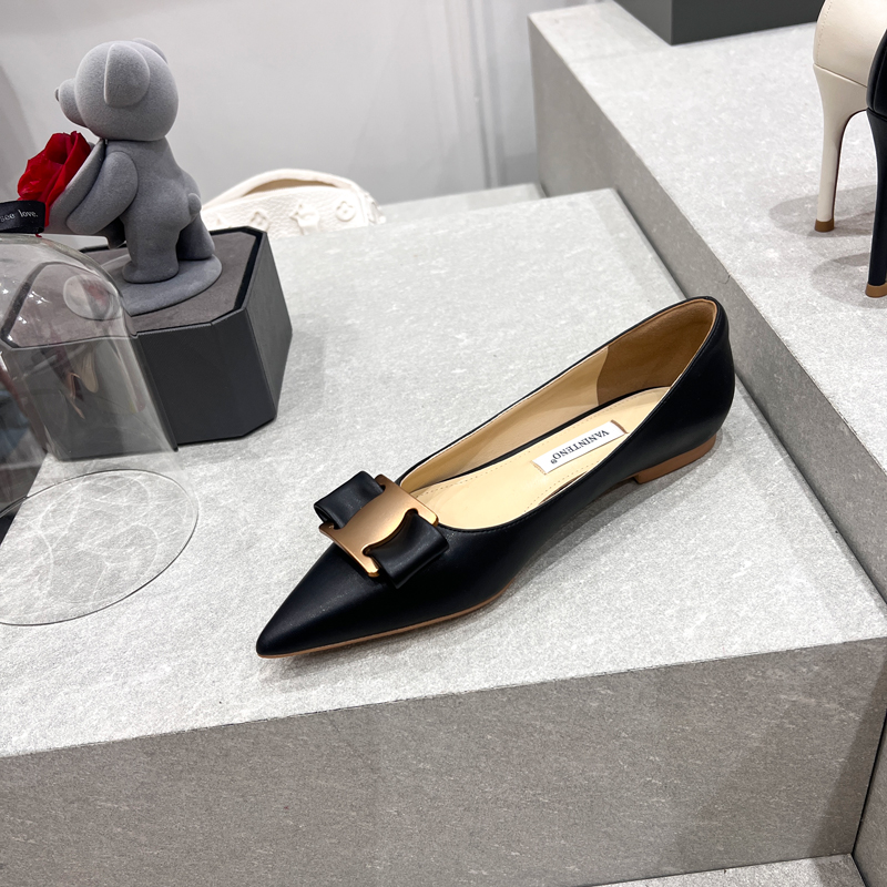 Pointed Toe White Flat Shoes for Women - Metal Buckle Design, Celebrity Style, Spring & Autumn Fashion Pointed Toe White Flat Shoes for Women - Metal Buckle Design, Celebrity Style, Spring & Autumn Fashion