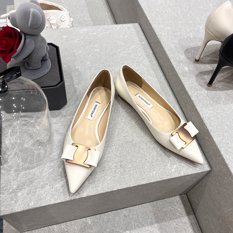 Pointed Toe White Flat Shoes for Women - Metal Buckle Design, Celebrity Style, Spring & Autumn Fashion Pointed Toe White Flat Shoes for Women - Metal Buckle Design, Celebrity Style, Spring & Autumn Fashion