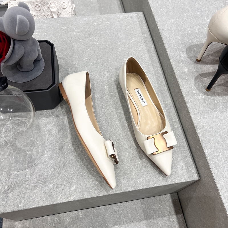 Pointed Toe White Flat Shoes for Women - Metal Buckle Design, Celebrity Style, Spring & Autumn Fashion Pointed Toe White Flat Shoes for Women - Metal Buckle Design, Celebrity Style, Spring & Autumn Fashion