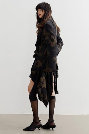 Quick Outfits, Modest Fashion Outfits Ideas Dark Floral Asymmetric Blazer