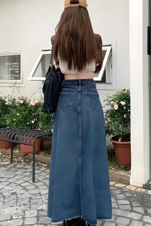 Quick Outfits, Modest Fashion Outfits Ideas Denim Slit Frayed Hem Maxi Skirt