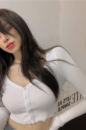 Quick Outfits, Modest Fashion Outfits Ideas Extra Long Sleeves Buttoned Crop Top