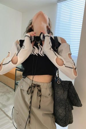 Quick Outfits, Modest Fashion Outfits Ideas Grunge Cut-Out Crop Top