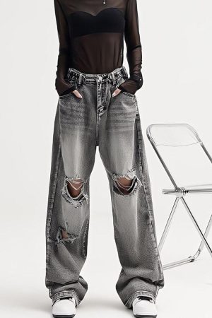 Quick Outfits, Modest Fashion Outfits Ideas Light Wash Low Rise Ripped Jeans