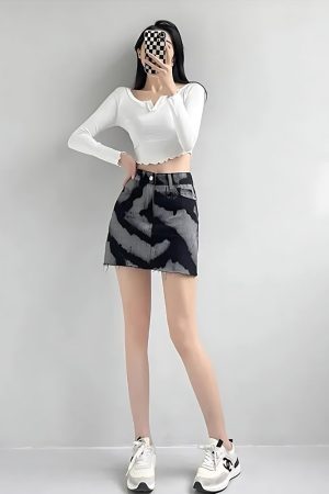 Quick Outfits, Modest Fashion Outfits Ideas Spray Paint Distressed Mini Skirt