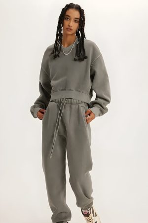 Quick Outfits, Modest Fashion Outfits Ideas V-Neck Drop Shoulder Cropped Sweatshirt