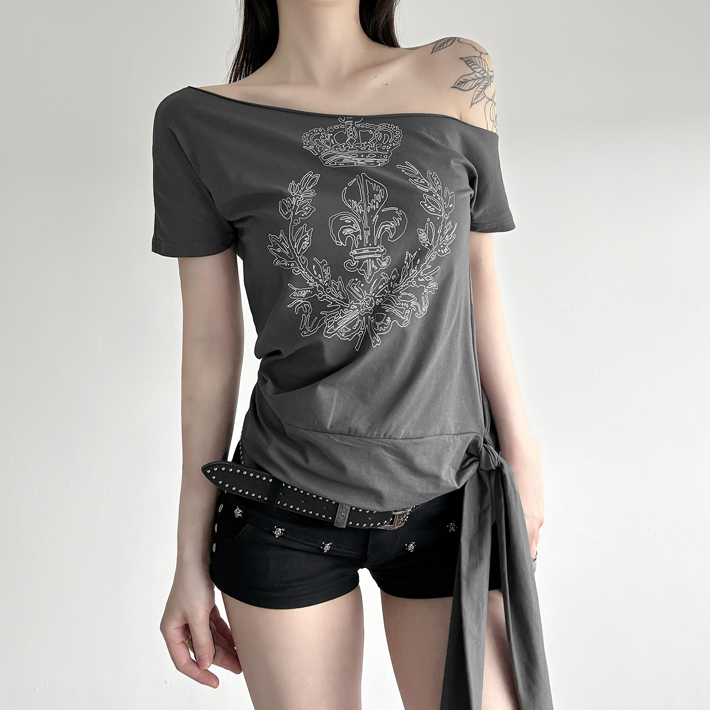 Quirky Yabi Totem Print Asymmetrical Shoulder Tie T-Shirt - Casual Minimalist Hot Girl Top for 90s Y2K Style Enthusiasts