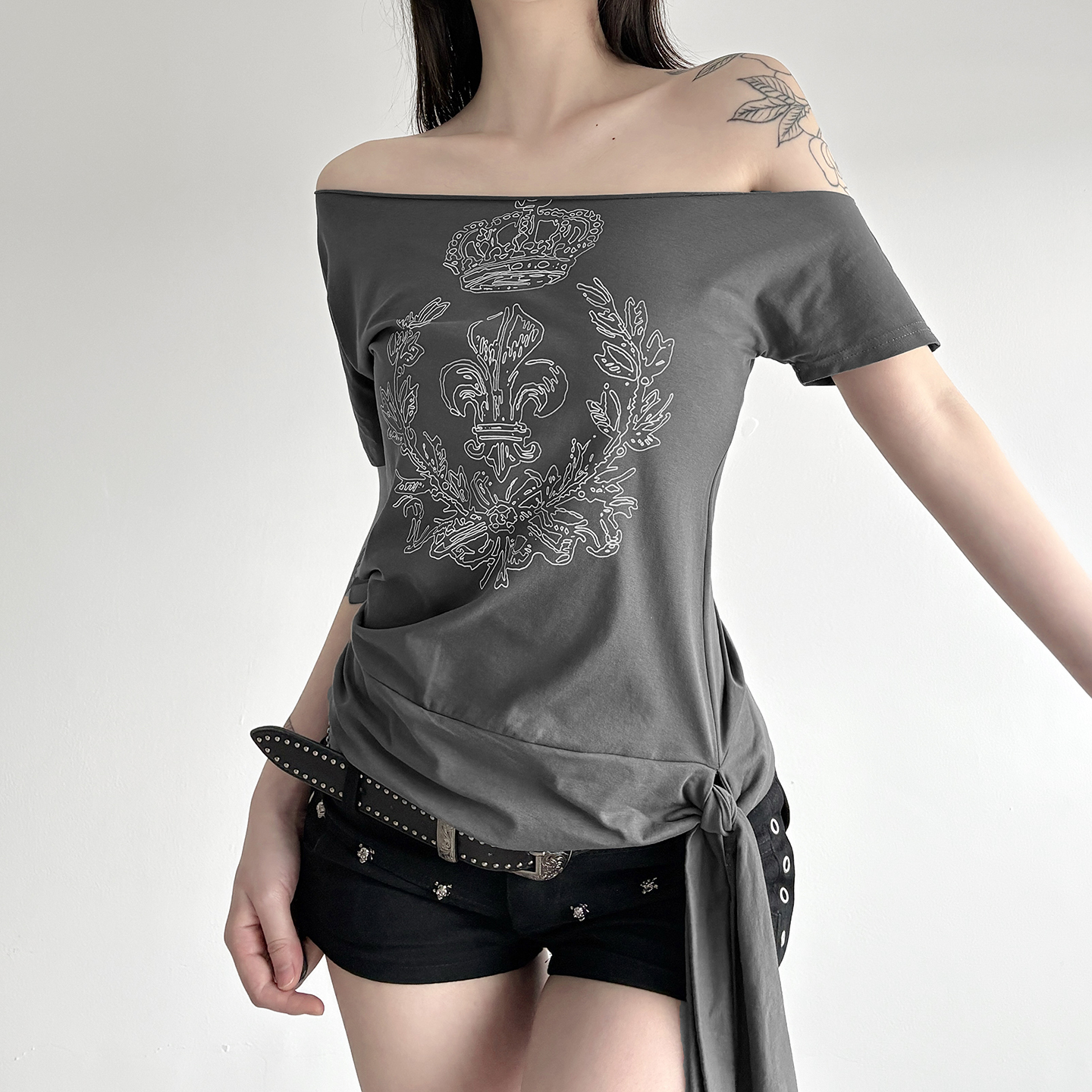 Quirky Yabi Totem Print Asymmetrical Shoulder Tie T-Shirt - Casual Minimalist Hot Girl Top for 90s Y2K Style Enthusiasts Quirky Yabi Totem Print Asymmetrical Shoulder Tie T-Shirt - Casual Minimalist Hot Girl Top for 90s Y2K Style Enthusiasts