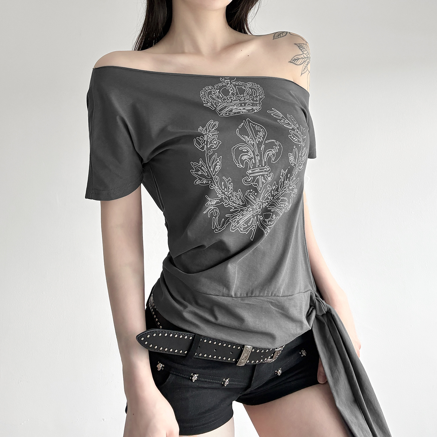 Quirky Yabi Totem Print Asymmetrical Shoulder Tie T-Shirt - Casual Minimalist Hot Girl Top for 90s Y2K Style Enthusiasts Quirky Yabi Totem Print Asymmetrical Shoulder Tie T-Shirt - Casual Minimalist Hot Girl Top for 90s Y2K Style Enthusiasts