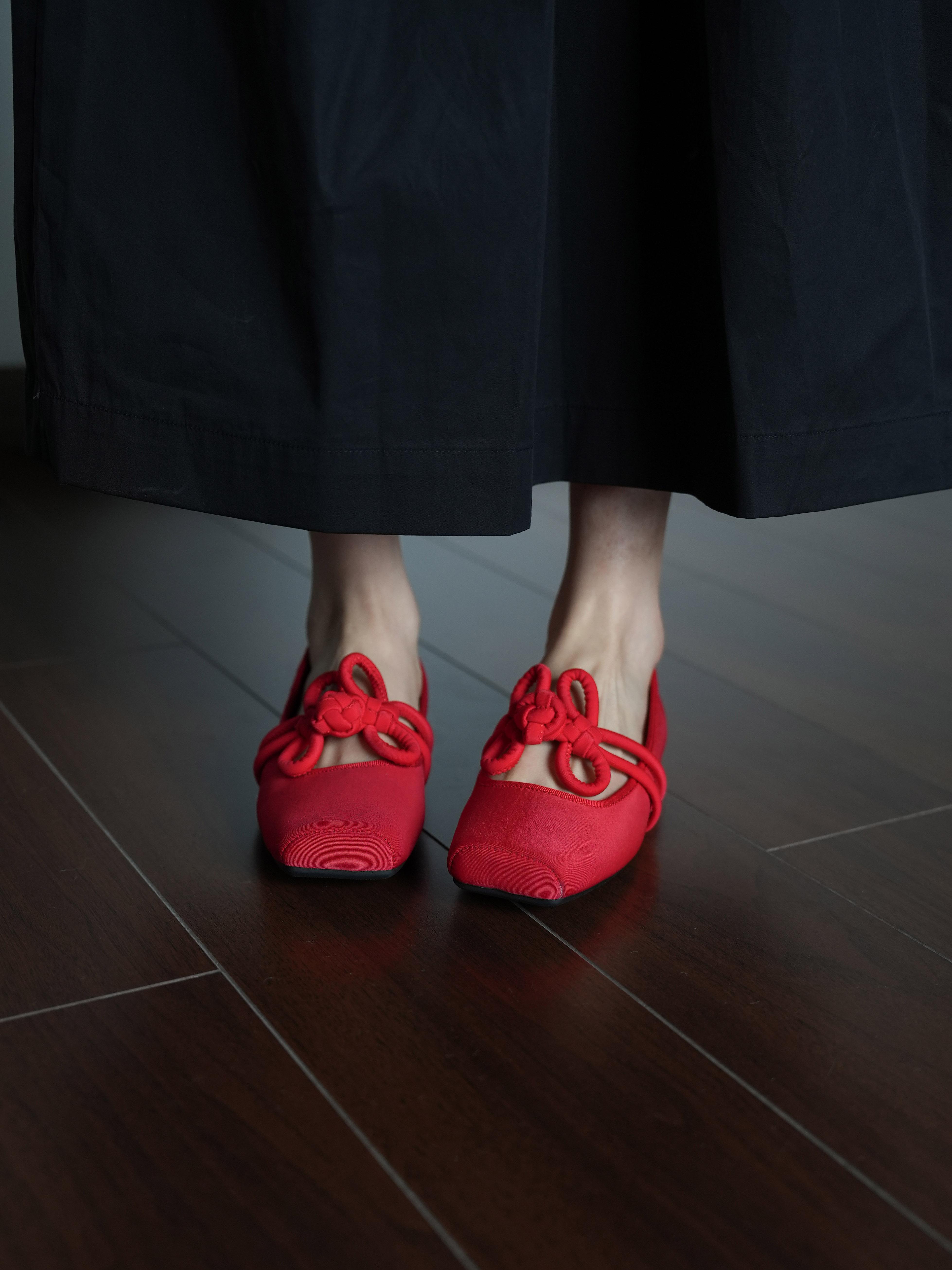 Red Flat Round-Toe Women's Shoes with Bow - Versatile Chinese Knot Design for Spring Weddings and Everyday Wear Red Flat Round-Toe Women's Shoes with Bow - Versatile Chinese Knot Design for Spring Weddings and Everyday Wear