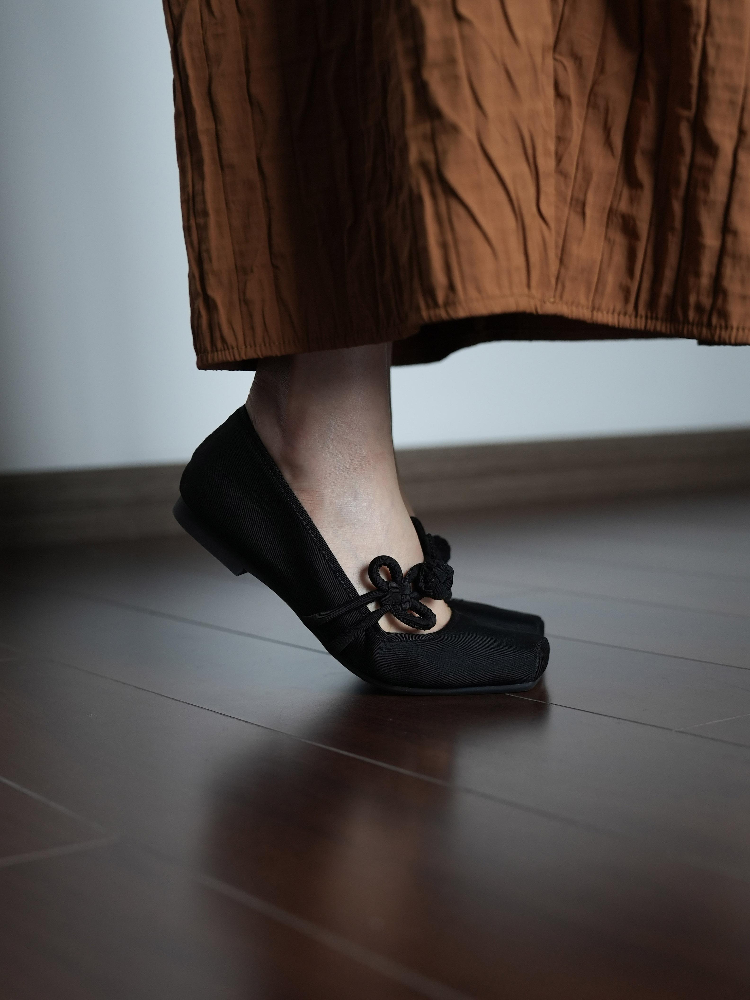 Red Flat Round-Toe Women's Shoes with Bow - Versatile Chinese Knot Design for Spring Weddings and Everyday Wear Red Flat Round-Toe Women's Shoes with Bow - Versatile Chinese Knot Design for Spring Weddings and Everyday Wear