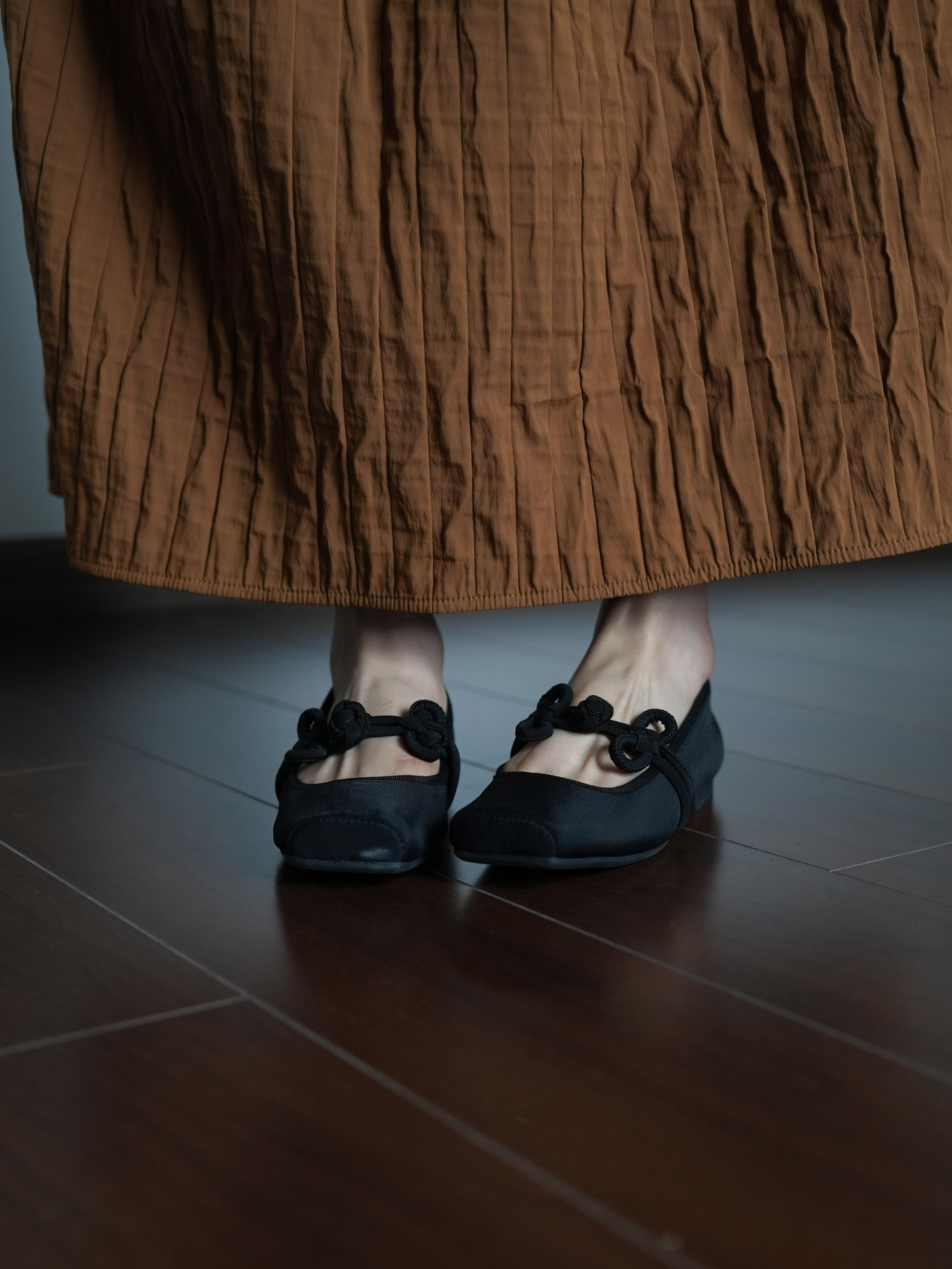 Red Flat Round-Toe Women's Shoes with Bow - Versatile Chinese Knot Design for Spring Weddings and Everyday Wear Red Flat Round-Toe Women's Shoes with Bow - Versatile Chinese Knot Design for Spring Weddings and Everyday Wear