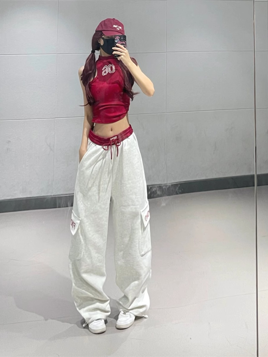 Red High-Neck Jazz Dance Outfit for Women - Dual-Waist Contrasting Straight-Leg Cargo Pants, Stylish Performance Wear Red High-Neck Jazz Dance Outfit for Women - Dual-Waist Contrasting Straight-Leg Cargo Pants, Stylish Performance Wear