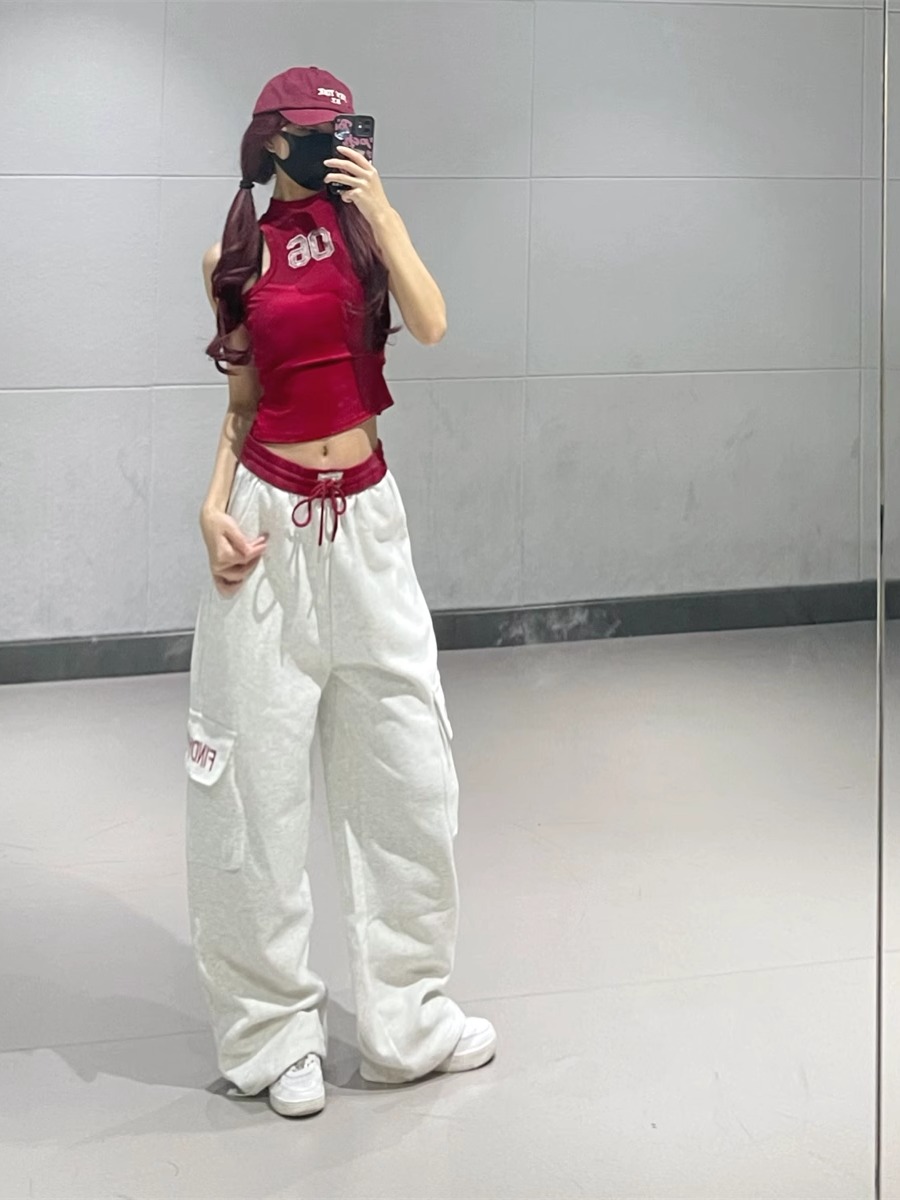 Red High-Neck Jazz Dance Outfit for Women - Dual-Waist Contrasting Straight-Leg Cargo Pants, Stylish Performance Wear Red High-Neck Jazz Dance Outfit for Women - Dual-Waist Contrasting Straight-Leg Cargo Pants, Stylish Performance Wear