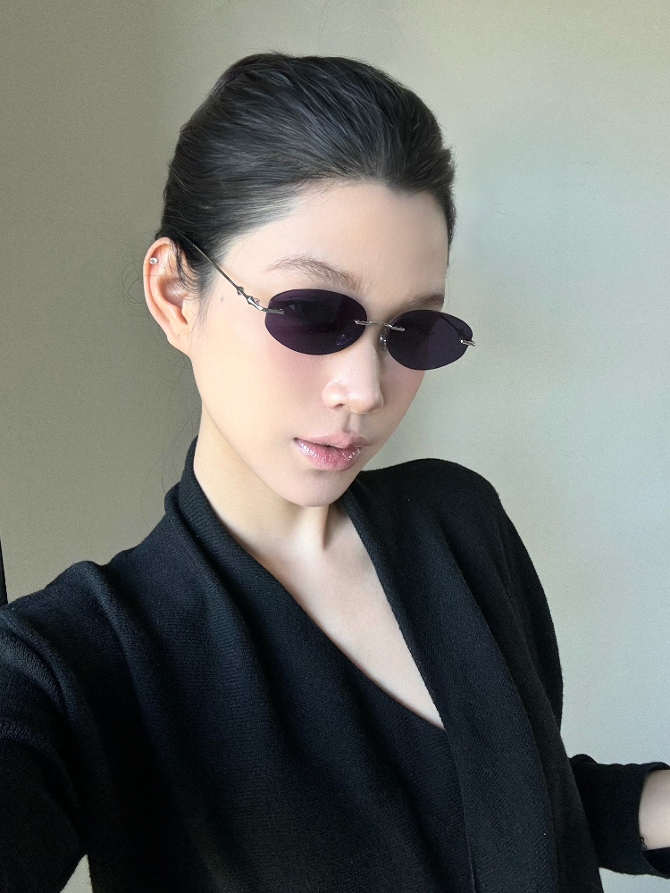 Retro Frameless Purple Small Oval High-End Sunglasses for Trendy Girls - European American Style, Perfect for Small Faces and Street Photography. Retro Frameless Purple Small Oval High-End Sunglasses for Trendy Girls - European American Style, Perfect for Small Faces and Street Photography.