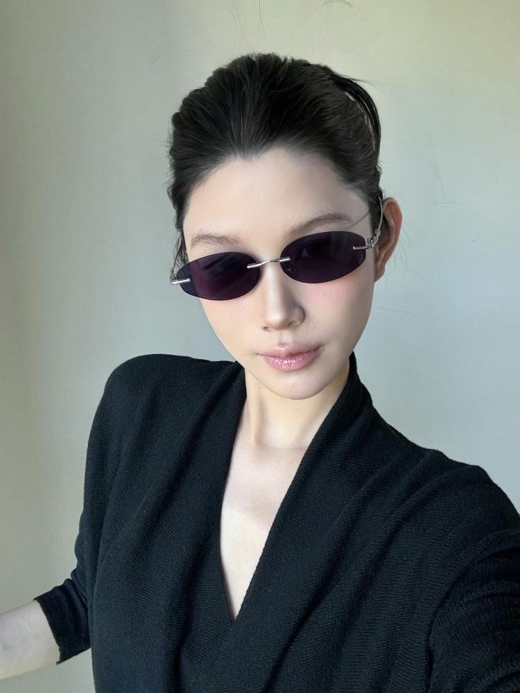 Retro Frameless Purple Small Oval High-End Sunglasses for Trendy Girls - European American Style, Perfect for Small Faces and Street Photography. Retro Frameless Purple Small Oval High-End Sunglasses for Trendy Girls - European American Style, Perfect for Small Faces and Street Photography.