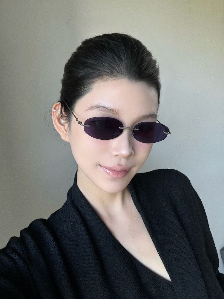 Retro Frameless Purple Small Oval High-End Sunglasses for Trendy Girls - European American Style, Perfect for Small Faces and Street Photography. Retro Frameless Purple Small Oval High-End Sunglasses for Trendy Girls - European American Style, Perfect for Small Faces and Street Photography.