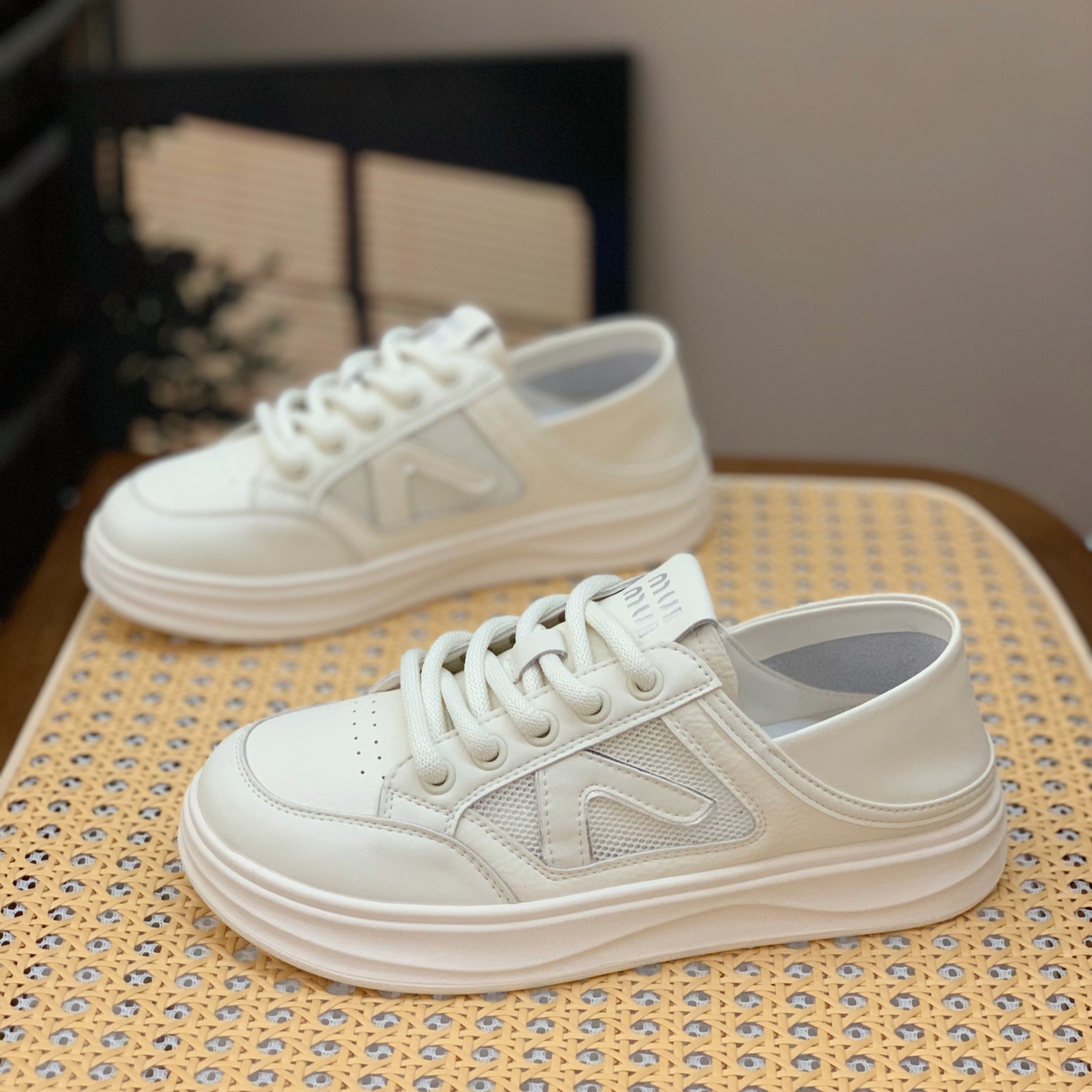 Retro Genuine Leather Flat Shoes for Women - High-End Soft-Soled White Sneakers for Spring & Autumn Casual Style Retro Genuine Leather Flat Shoes for Women - High-End Soft-Soled White Sneakers for Spring & Autumn Casual Style