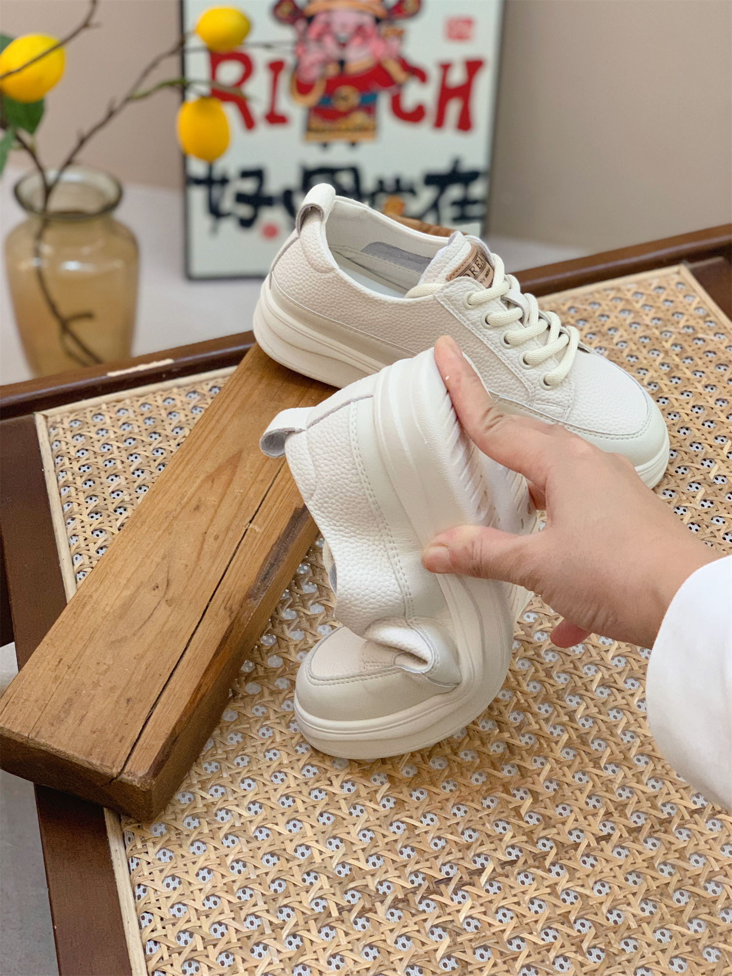 Retro Genuine Leather Flat Shoes for Women - High-End Soft-Soled White Sneakers for Spring & Autumn Casual Style Retro Genuine Leather Flat Shoes for Women - High-End Soft-Soled White Sneakers for Spring & Autumn Casual Style