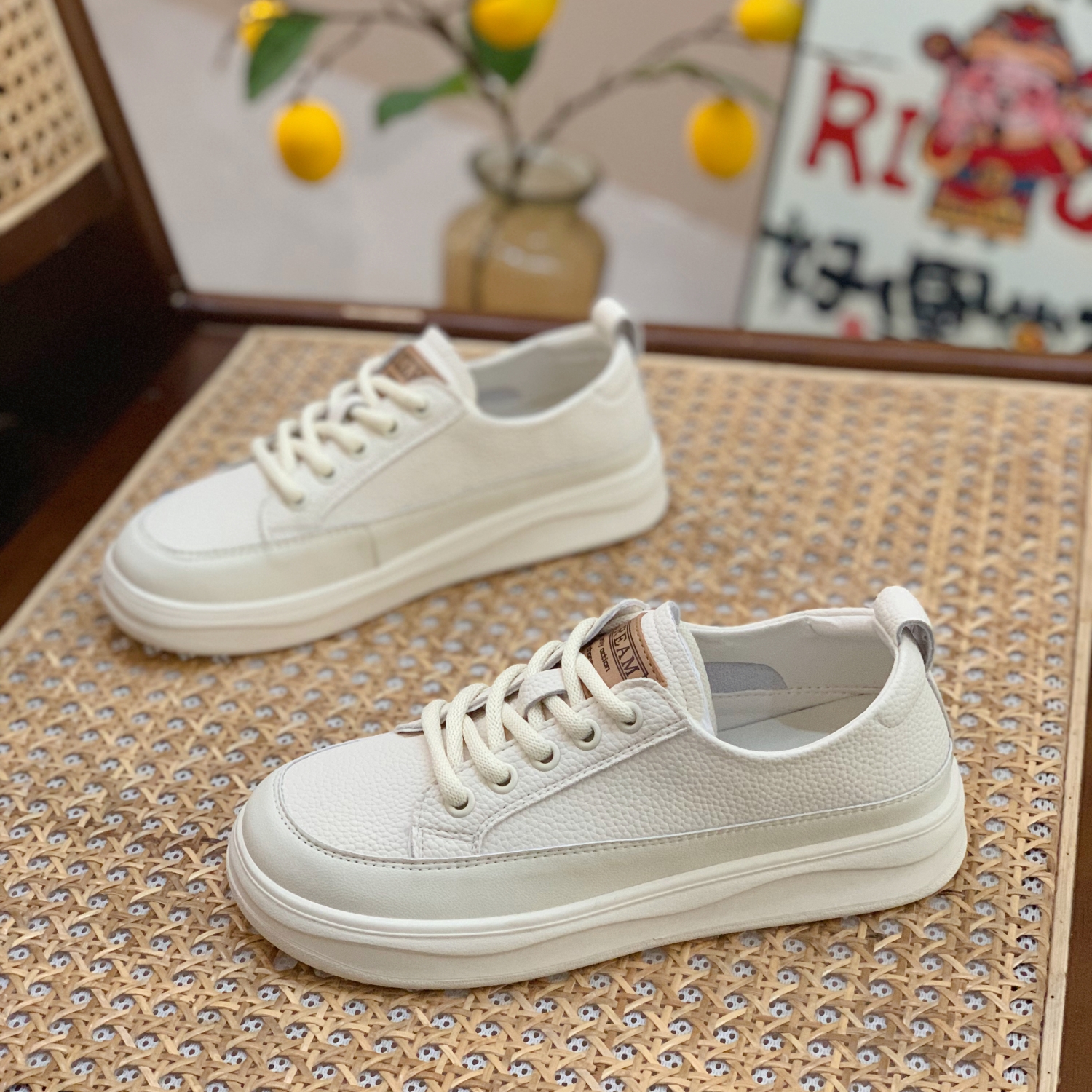 Retro Genuine Leather Flat Shoes for Women - High-End Soft-Soled White Sneakers for Spring & Autumn Casual Style Retro Genuine Leather Flat Shoes for Women - High-End Soft-Soled White Sneakers for Spring & Autumn Casual Style