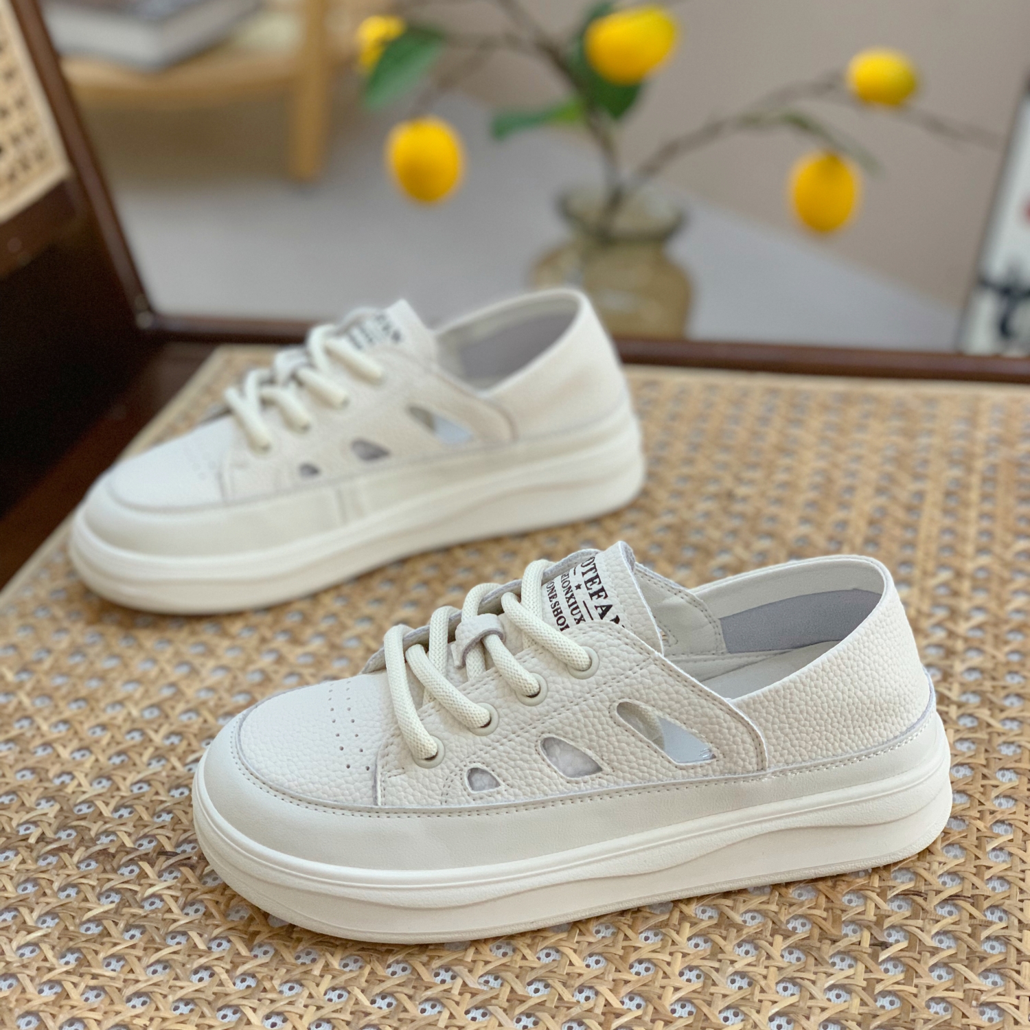 Retro Genuine Leather Flat Shoes for Women - High-End Soft-Soled White Sneakers for Spring & Autumn Casual Style Retro Genuine Leather Flat Shoes for Women - High-End Soft-Soled White Sneakers for Spring & Autumn Casual Style
