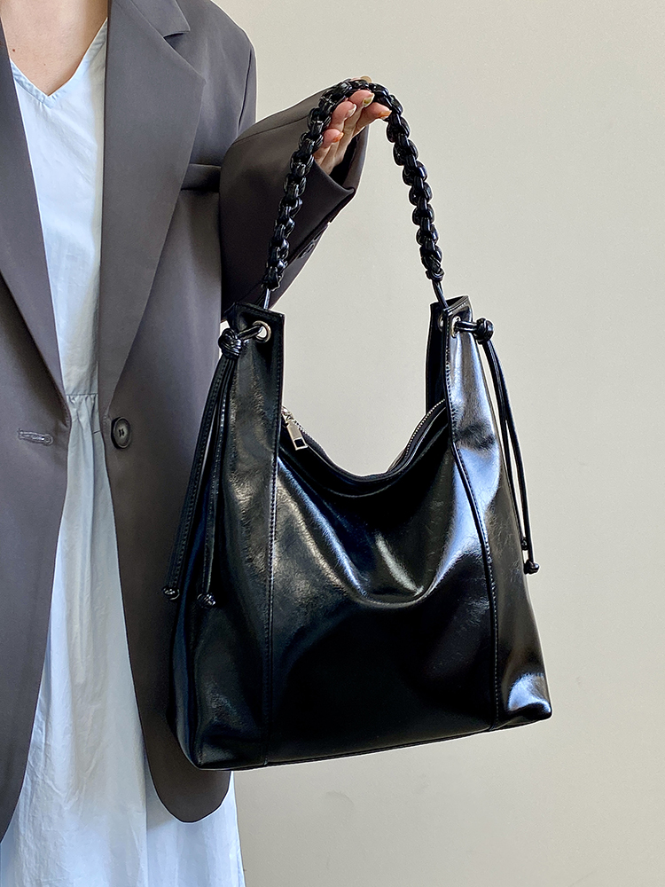 Retro High-End Women's Shoulder Tote Bag - Soft Leather, Large Capacity, Ideal for Commuting, 2025 Niche Design Retro High-End Women's Shoulder Tote Bag - Soft Leather, Large Capacity, Ideal for Commuting, 2025 Niche Design