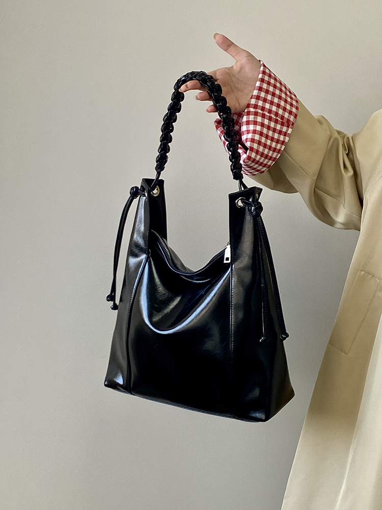 Retro High-End Women's Shoulder Tote Bag - Soft Leather, Large Capacity, Ideal for Commuting, 2025 Niche Design Retro High-End Women's Shoulder Tote Bag - Soft Leather, Large Capacity, Ideal for Commuting, 2025 Niche Design