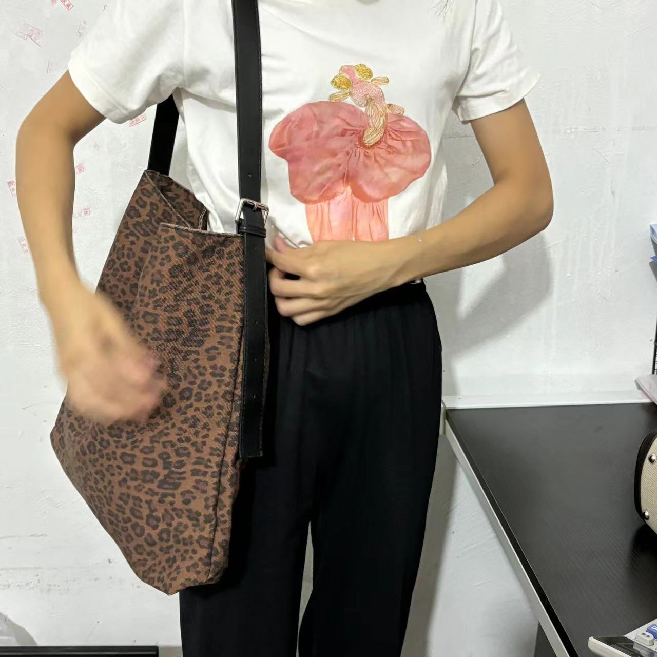 Retro Leopard Print Tote Bag - Large Capacity Shoulder Crossbody Bag for Autumn Winter 2025 Fashion