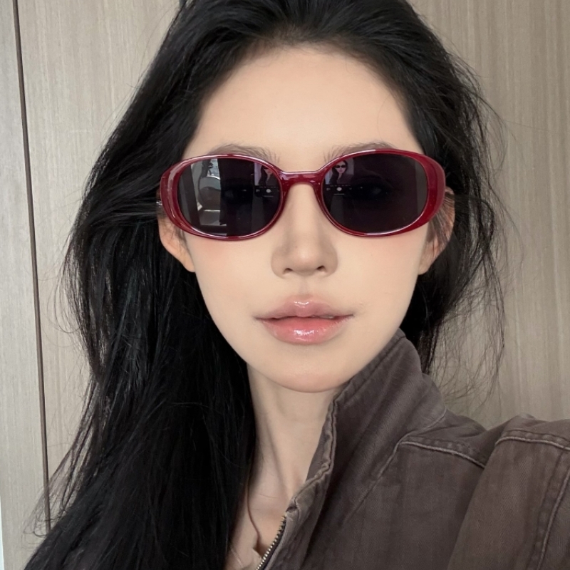 Retro Oval Red Sunglasses for Women - Stylish UV Protection, Trendy Street Style, Flattering for Round Faces