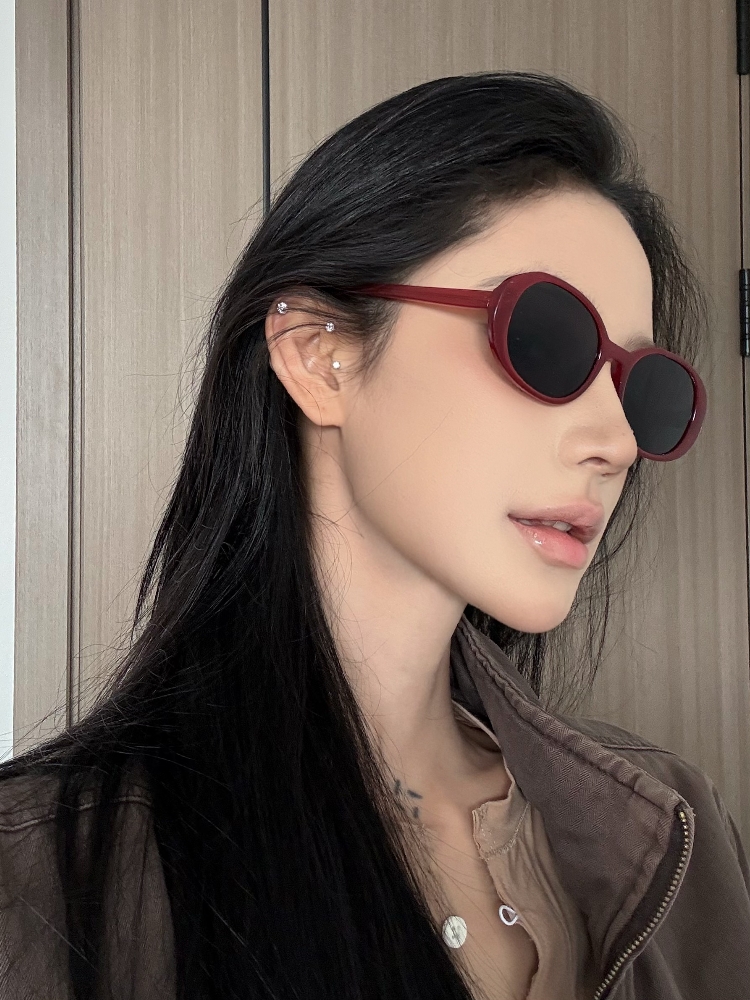 Retro Oval Red Sunglasses for Women - Stylish UV Protection, Trendy Street Style, Flattering for Round Faces Retro Oval Red Sunglasses for Women - Stylish UV Protection, Trendy Street Style, Flattering for Round Faces