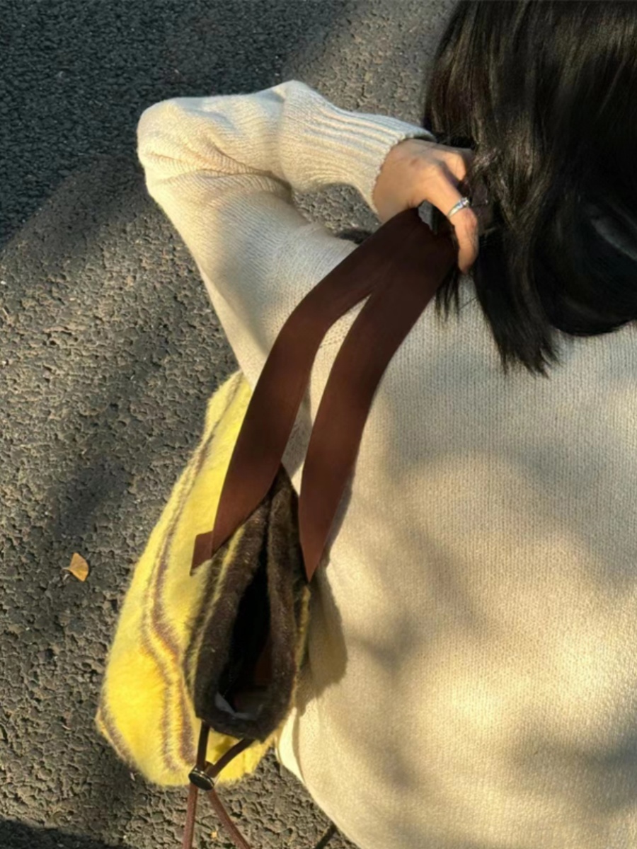 Retro Plaid Woolen Tote Bag - Large Capacity Commuter Bag, Versatile Plush Shoulder Bag for Students and Everyday Use Retro Plaid Woolen Tote Bag - Large Capacity Commuter Bag, Versatile Plush Shoulder Bag for Students and Everyday Use