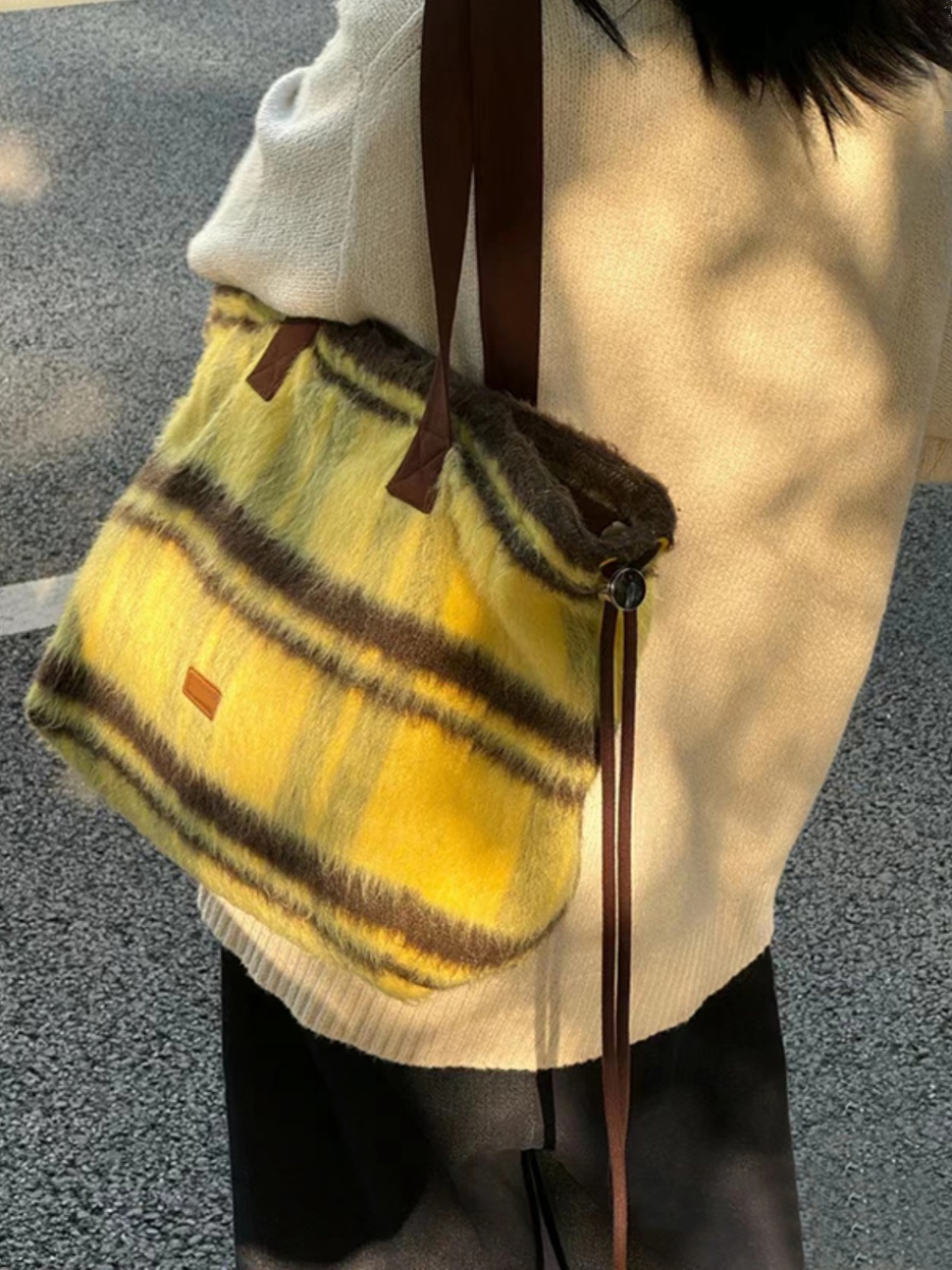 Retro Plaid Woolen Tote Bag - Large Capacity Commuter Bag, Versatile Plush Shoulder Bag for Students and Everyday Use Retro Plaid Woolen Tote Bag - Large Capacity Commuter Bag, Versatile Plush Shoulder Bag for Students and Everyday Use