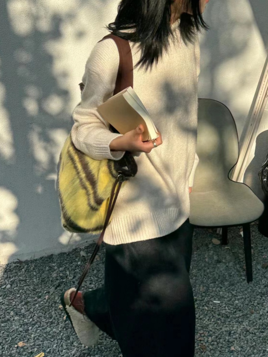 Retro Plaid Woolen Tote Bag - Large Capacity Commuter Bag, Versatile Plush Shoulder Bag for Students and Everyday Use Retro Plaid Woolen Tote Bag - Large Capacity Commuter Bag, Versatile Plush Shoulder Bag for Students and Everyday Use