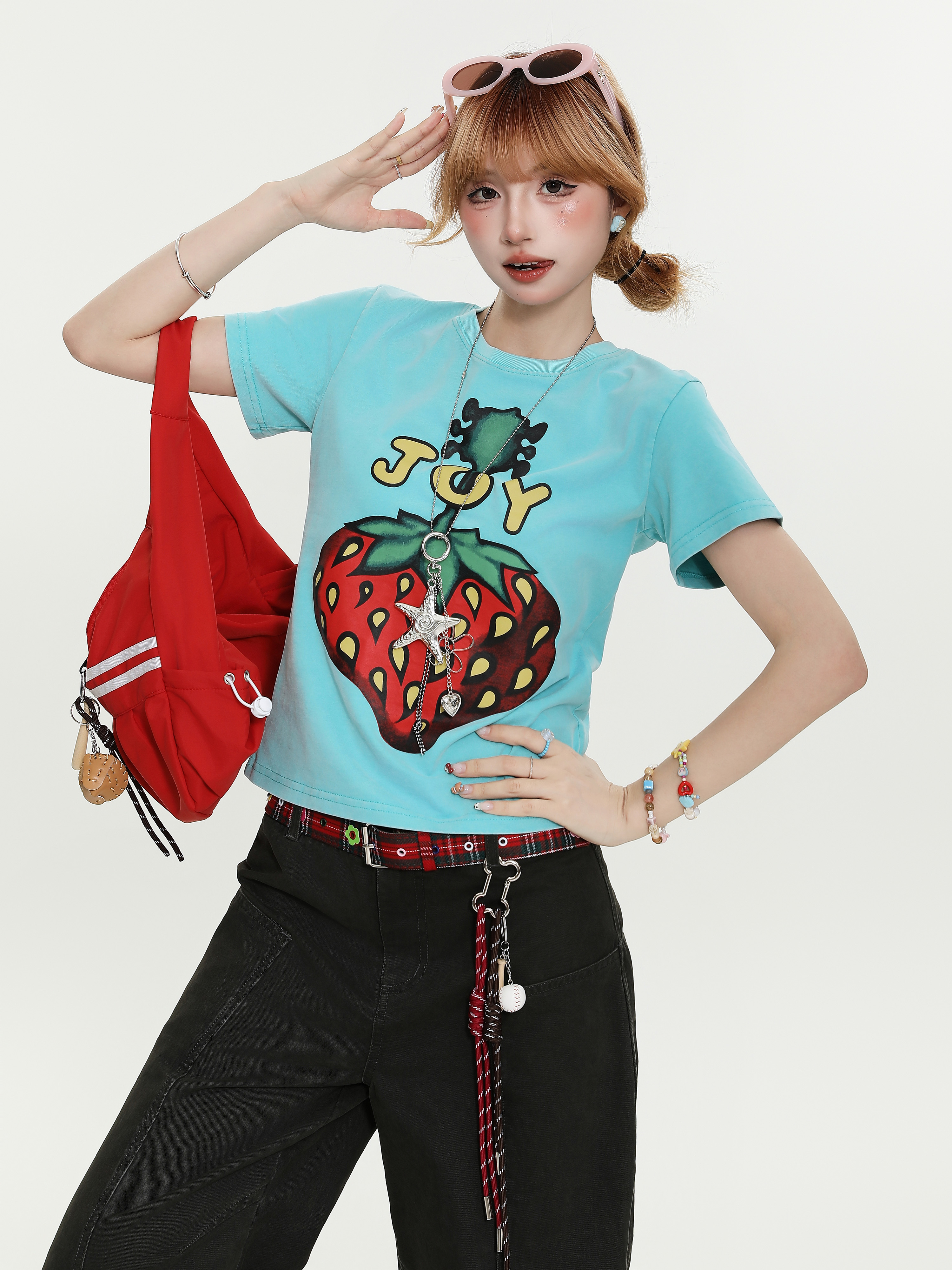 Retro Strawberry Print Short-Sleeve T-Shirt for Women - Slim Fit Summer Top in American Spicy Girl Style Retro Strawberry Print Short-Sleeve T-Shirt for Women - Slim Fit Summer Top in American Spicy Girl Style