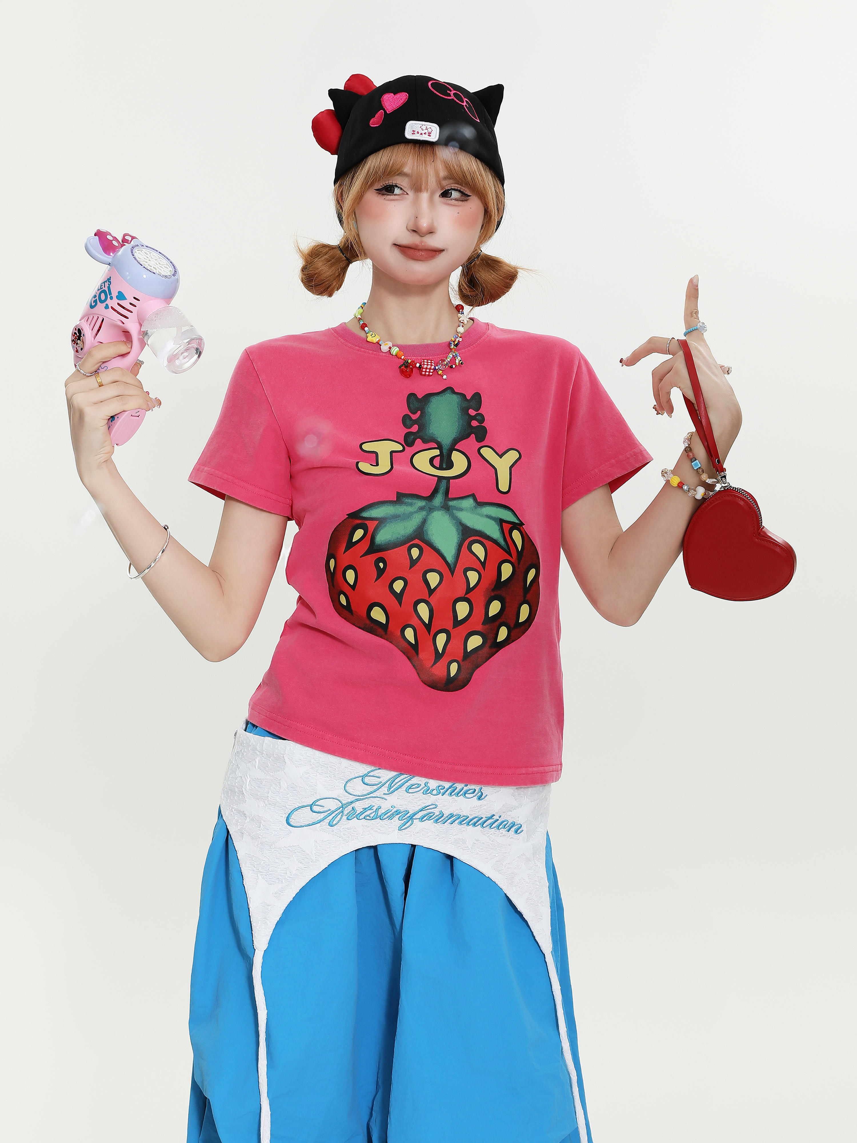 Retro Strawberry Print Short-Sleeve T-Shirt for Women - Slim Fit Summer Top in American Spicy Girl Style Retro Strawberry Print Short-Sleeve T-Shirt for Women - Slim Fit Summer Top in American Spicy Girl Style