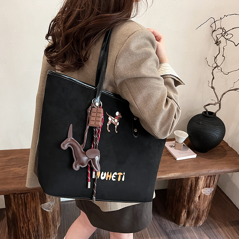 Retro Suede Black Tote Bag 2025 - Celebrity Style Shoulder Bag with Large Capacity for Everyday Use Retro Suede Black Tote Bag 2025 - Celebrity Style Shoulder Bag with Large Capacity for Everyday Use