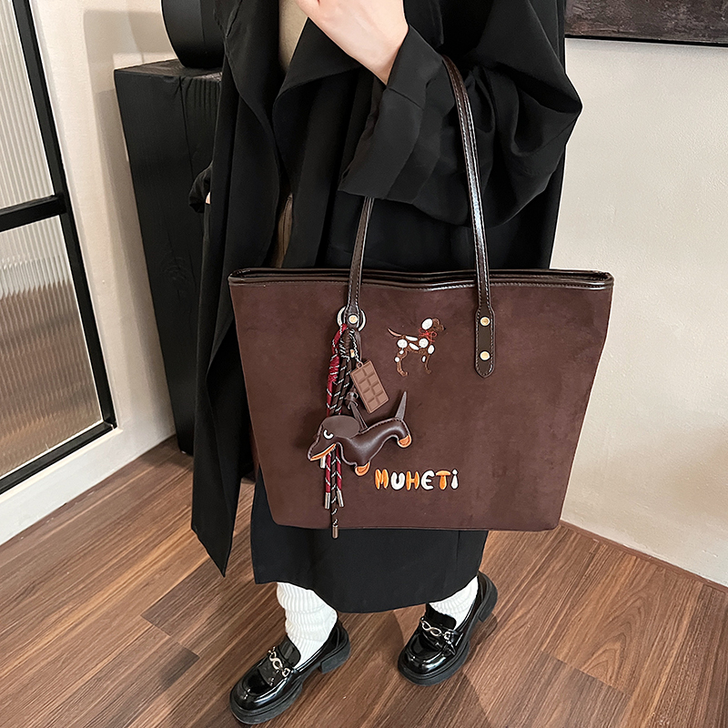 Retro Suede Black Tote Bag 2025 - Celebrity Style Shoulder Bag with Large Capacity for Everyday Use Retro Suede Black Tote Bag 2025 - Celebrity Style Shoulder Bag with Large Capacity for Everyday Use