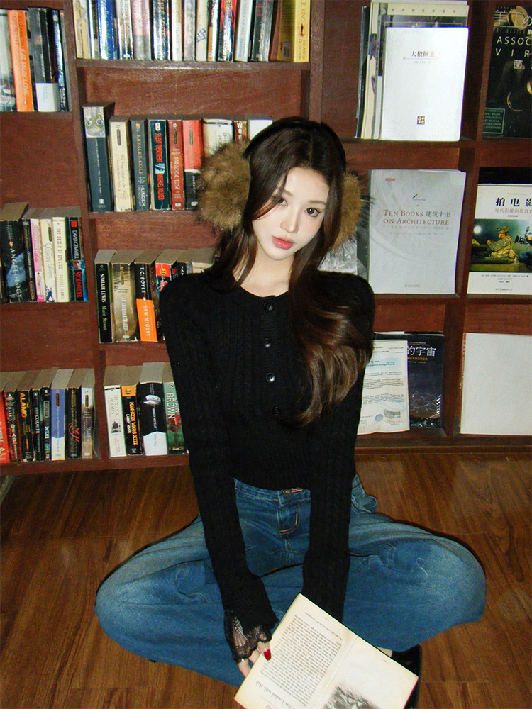 Retro Waist-Cinching Twisted Knit Sweater - Fitted Inner Layer for Winter - Slimming Design for a Stylish Look Retro Waist-Cinching Twisted Knit Sweater - Fitted Inner Layer for Winter - Slimming Design for a Stylish Look