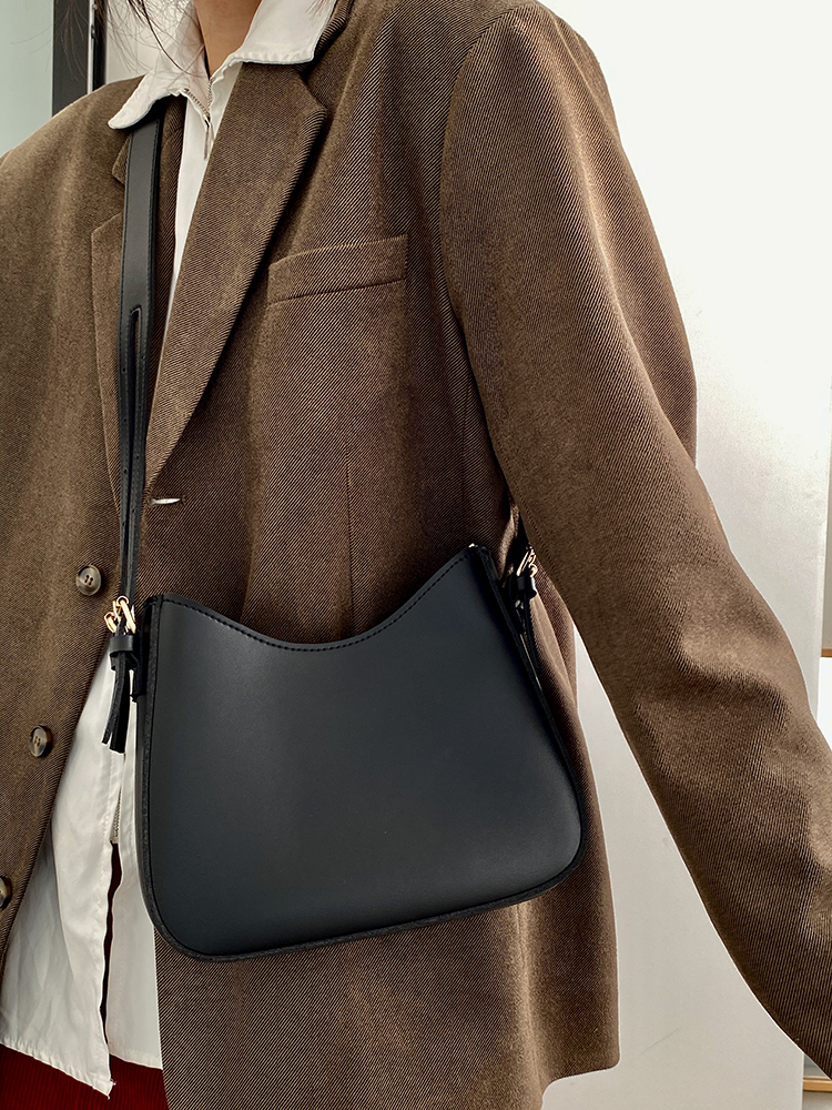 Retro Women's Underarm Saddle Bag - Versatile Crossbody Bag for Spring and Summer 2025 Fashion Retro Women's Underarm Saddle Bag - Versatile Crossbody Bag for Spring and Summer 2025 Fashion