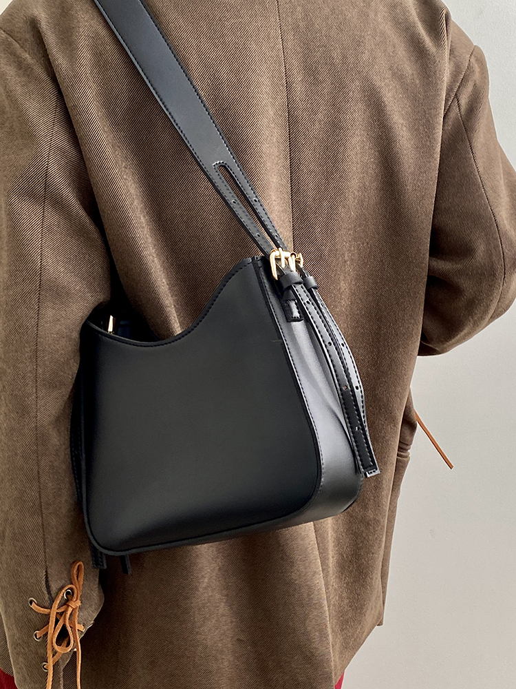 Retro Women's Underarm Saddle Bag - Versatile Crossbody Bag for Spring and Summer 2025 Fashion Retro Women's Underarm Saddle Bag - Versatile Crossbody Bag for Spring and Summer 2025 Fashion