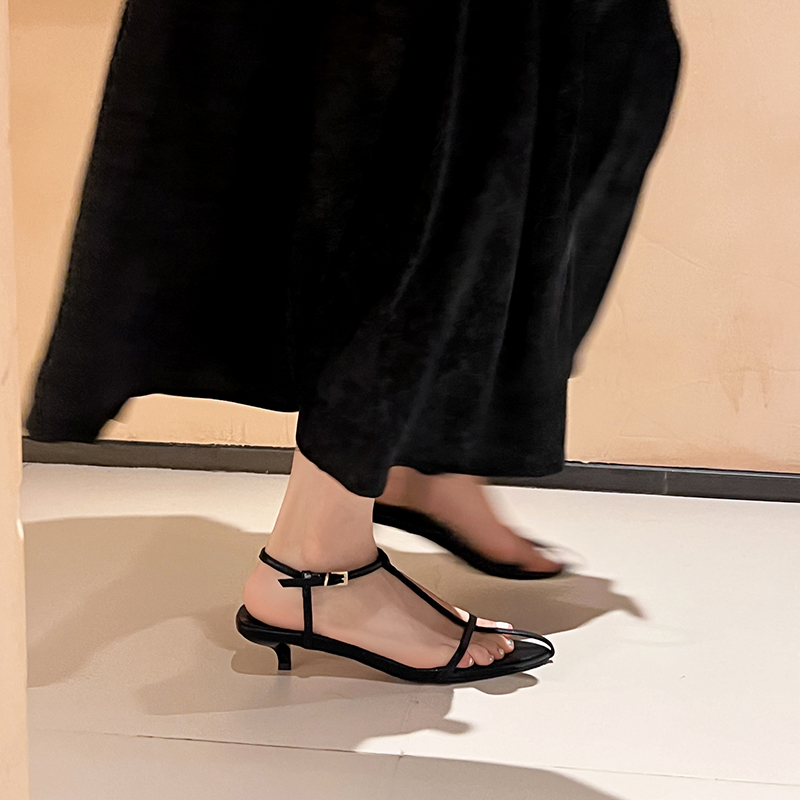 Sensual Hollow Cross Strap Roman Sandals for Women - Mid-Heel Pointed Toe Shoes, Perfect for Skirts - Trendy Evening Wear Sensual Hollow Cross Strap Roman Sandals for Women - Mid-Heel Pointed Toe Shoes, Perfect for Skirts - Trendy Evening Wear